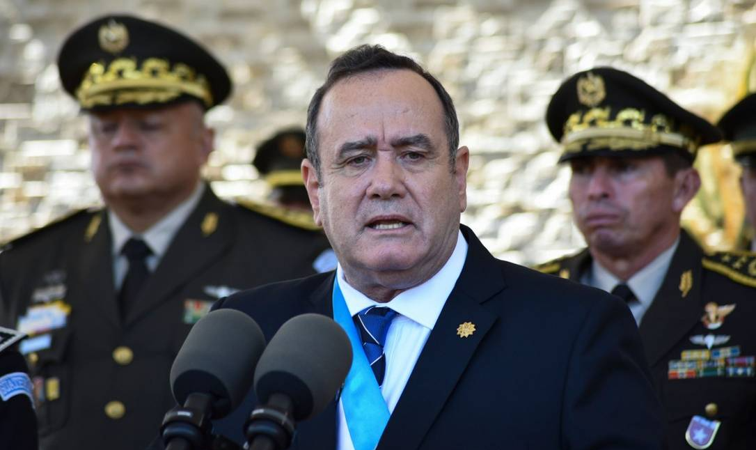 Presidente guatemalteco, Alejandro Giammattei, passa por cima do texto constitucional e transforma o Estado em uma cova de ladrões
