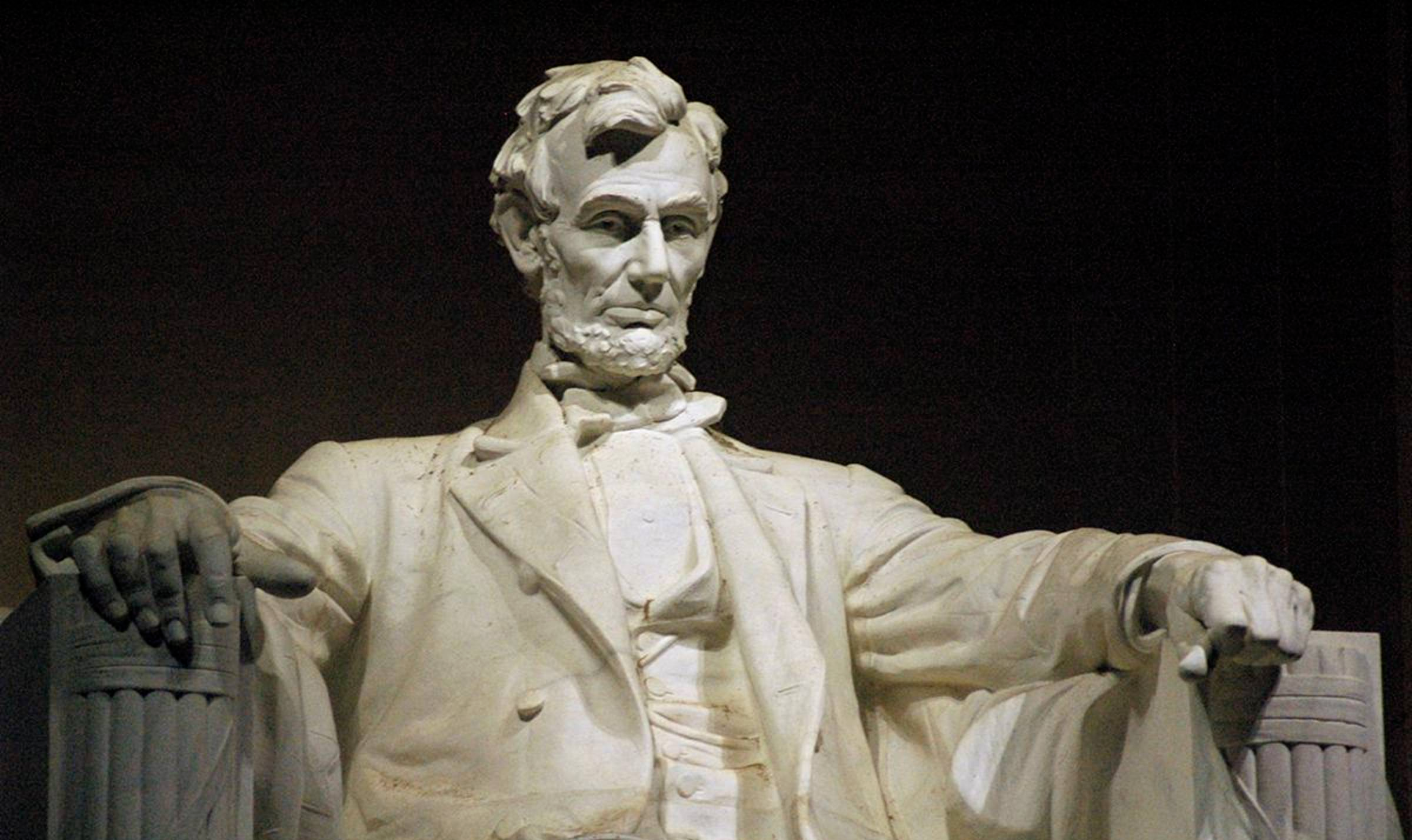 Num filme que se propõe biográfico, entretanto, devemos estar atento ao que ele contenha de realidade dentro da ficção, pois o verdadeiro Lincoln não está ali