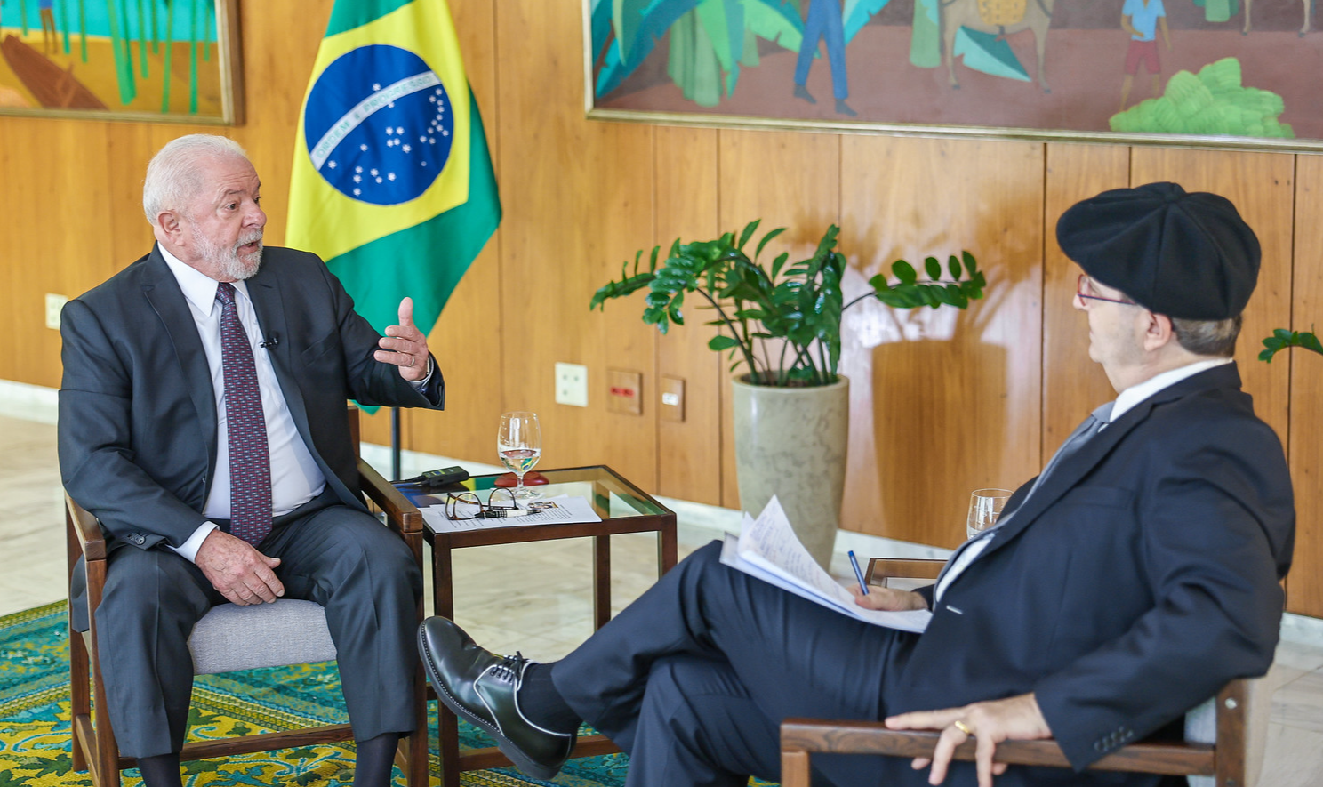 BC tem que baixar juros para país voltar a ter crédito e crescimento, disse o presidente. Ele também classificou como “loucura” os dividendos bilionários da Petrobras