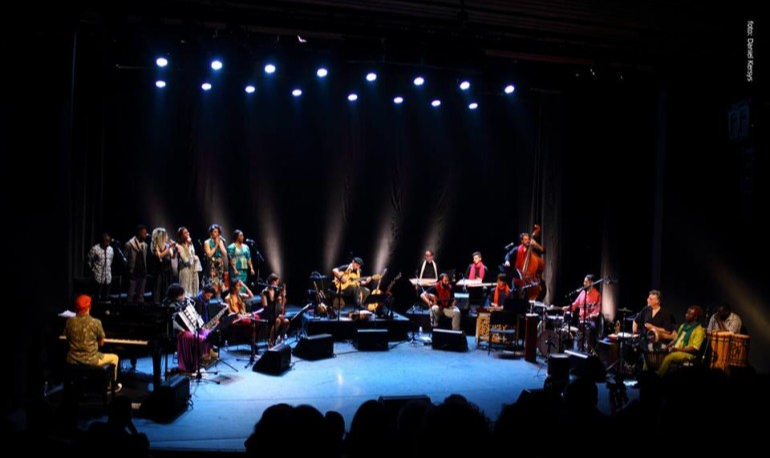 A orquestra que reúne artistas brasileiros e refugiados, vem carregada de política, tanto nos discursos nos shows, quanto ao abrir espaço para as diversas culturas