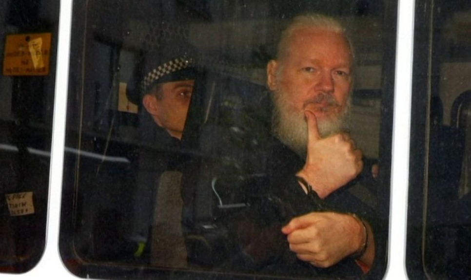 Mesmo tendo cumprido a sentença que o levou à prisão em abril, o fundador do Wikileaks continua detido