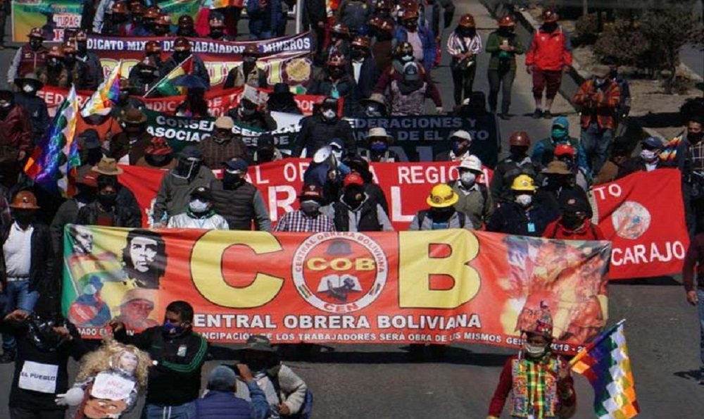 Convocadas pela Central Obrera Boliviana e várias outras organizações, milhares de pessoas mobilizaram-se no país sul-americano em defesa da democracia