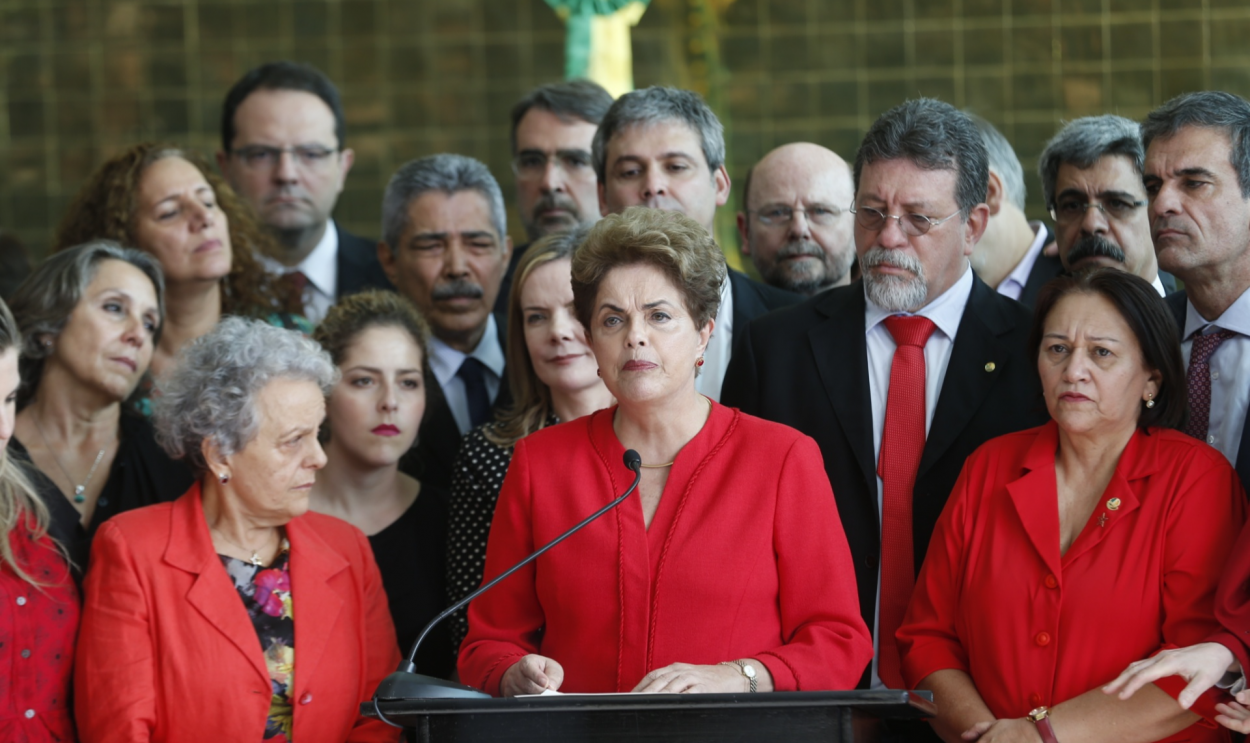 Em 17 de abril de 2016, o plenário da Câmara dos Deputados aprovou o relatório favorável ao impeachment de Dilma com 367 votos a favor e 137 contra