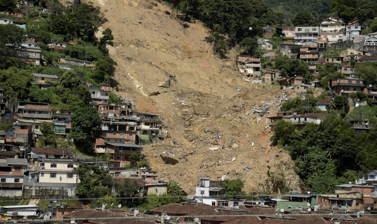 Cidade registrou alagamentos e deslizamento nesta terça-feira (14), enquanto áreas vulneráveis atingidas em 2022 seguem sob escombros