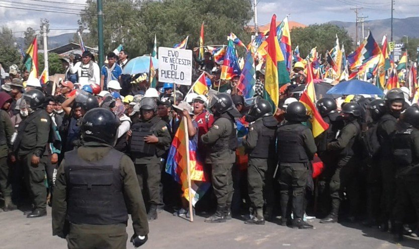 Defendendo o pleno restabelecimento da democracia, a Central Operária Boliviana (COB) começou a paralisar as atividades e bloquear as rodovias do país