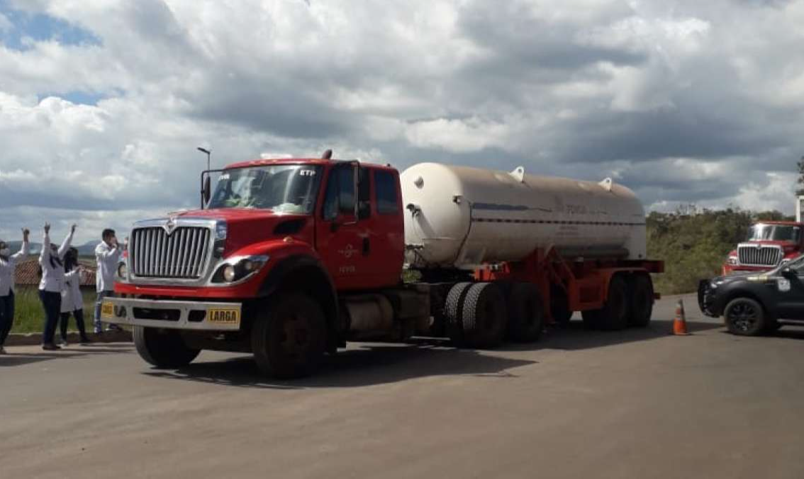 O governo venezuelano entregou, na segunda-feira, mais dois caminhões-cisterna com oxigénio ao Brasil, para ajudar os estados do Amazonas e de Roraima