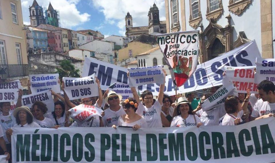 Médicos cubanos não merecem o tratamento dado por Bolsonaro. Agradecemos e pedimos desculpas em nome do povo brasileiro