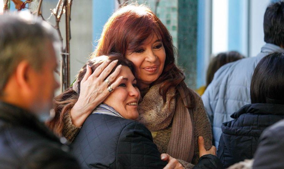 A vitória da chapa peronista significa também um sucesso, ao menos até agora, da estratégia de Cristina Kirchner, de sair como candidata à vice-presidência