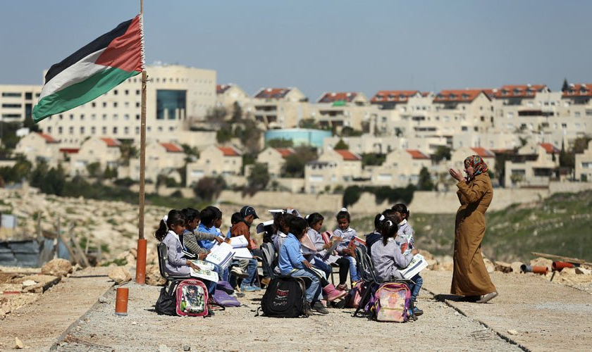 As forças israelitas usaram balas de borracha e gás lacrimogêneo nos protestos contra o fechamento de uma escola na Cisjordânia ocupada