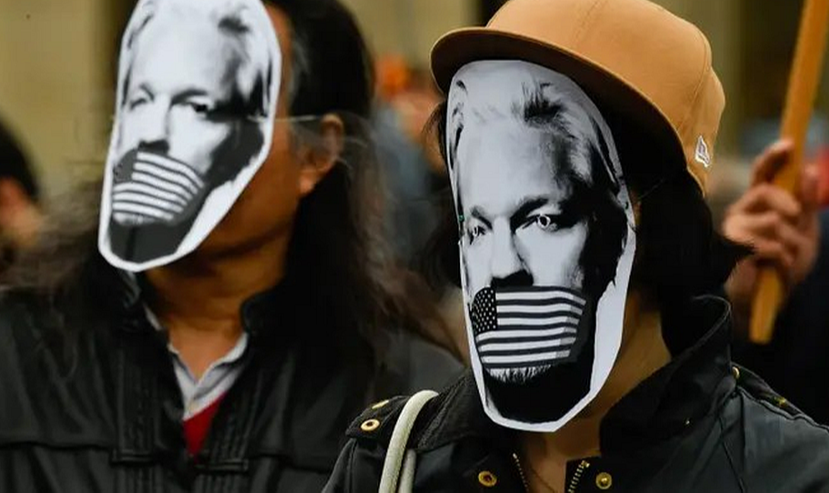 Extradição do criador do Wikileaks aos EUA será decidida a partir de 24/2. Perseguição vira precedente para calar imprensa crítica, mas a resistência também cresce