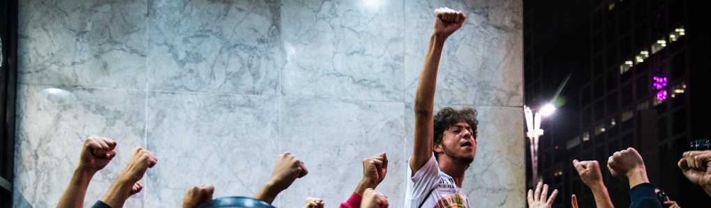 Brasileiros são a favor de democracia e de protestos, só que não