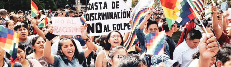 Com whipala, brasileiros se unem a bolivianos em protesto contra golpe de Estado e racismo