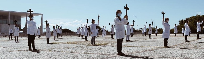 Recordista em mortes entre trabalhadores da saúde, Brasil só possui vacina para 35% da área