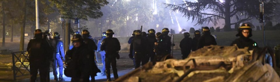 Revolta contra polícia na França: após executar jovem, agentes tentaram culpar a vítima