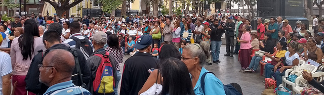 Chavistas mantêm assembleias permanentes em apoio ao governo Maduro