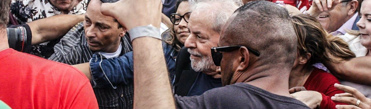 “O amor vai vencer o ódio”, diz Lula nas primeiras palavras ao deixar a prisão