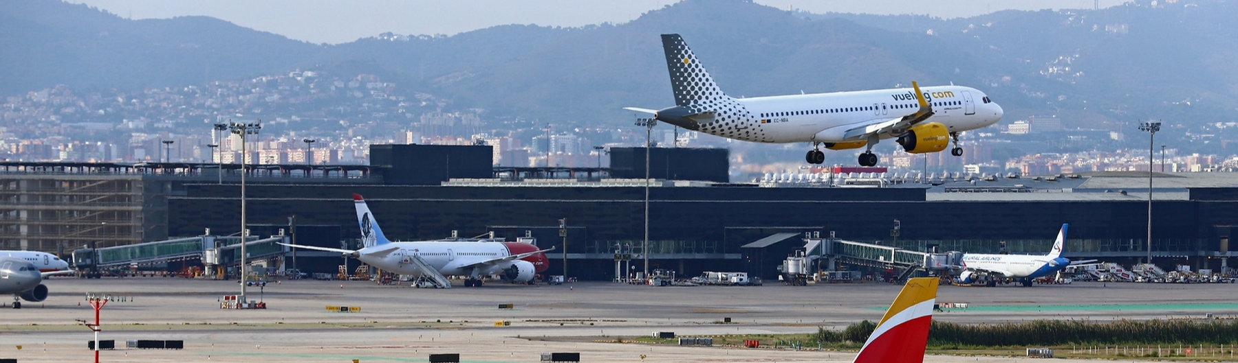 Durante pouso de emergência em Barcelona, 28 pessoas fogem do avião; 14 são procuradas