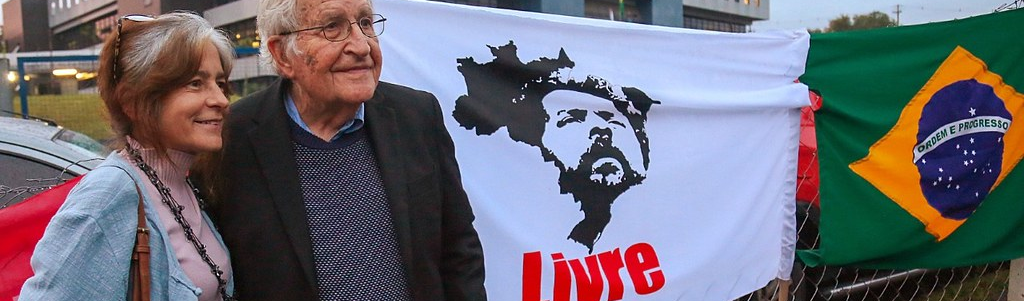 Lula reassumirá presidência e recuperará o prestígio internacional do Brasil, diz Chomsky