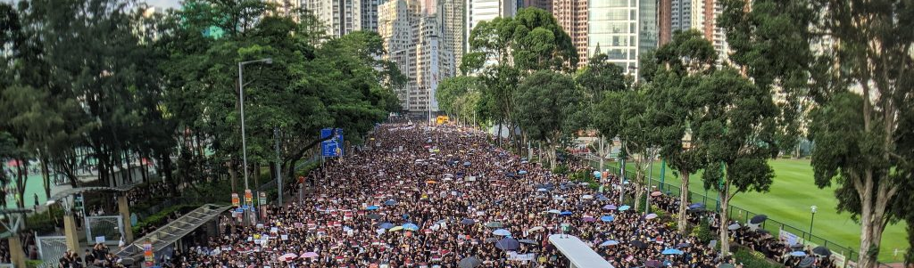Hong Kong: Protestos contra extradição sobem de tom e pedem demissão do governo