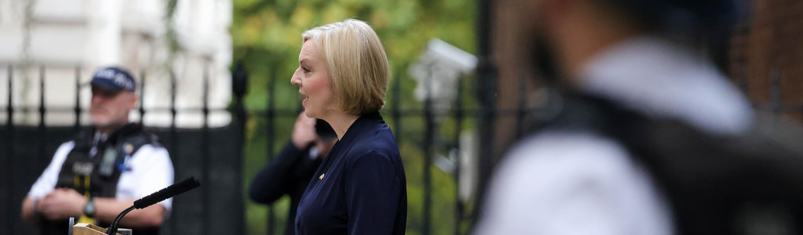 Recessão e crise de governo levam à renúncia de Liz Truss, primeira-ministra do Reino Unido