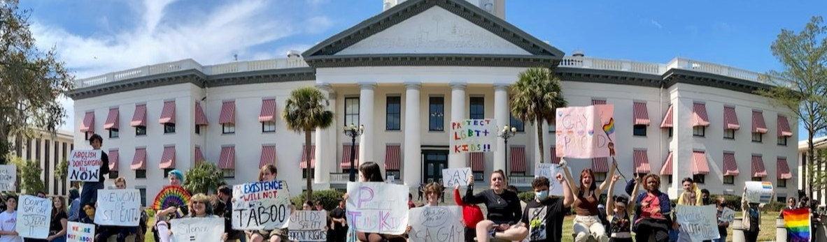 EUA aprovam leis contra educação sexual; políticos incentivam agressões a professores