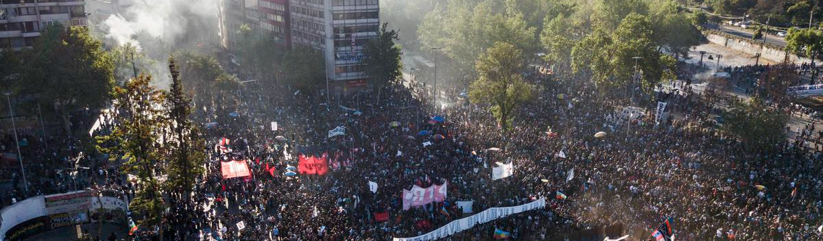 “Chile despertou”: Milhares comemoram dois anos do levante social e exigem “Fora, Piñera!”