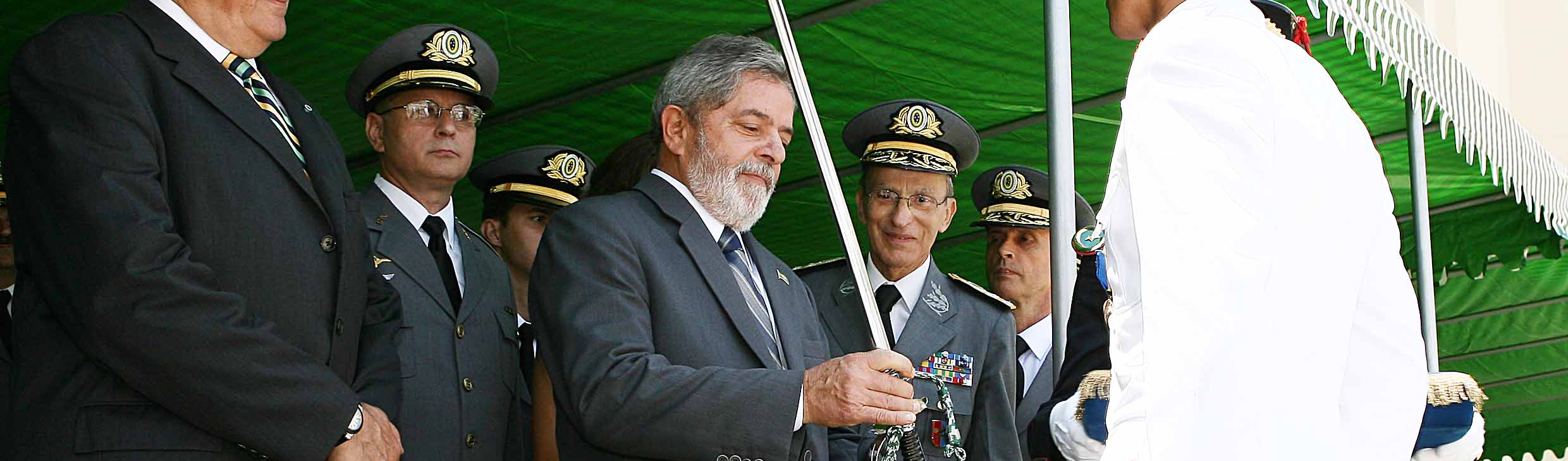 A escolha de Lula na Defesa: militares devem atender ao chefe de Estado, não o contrário