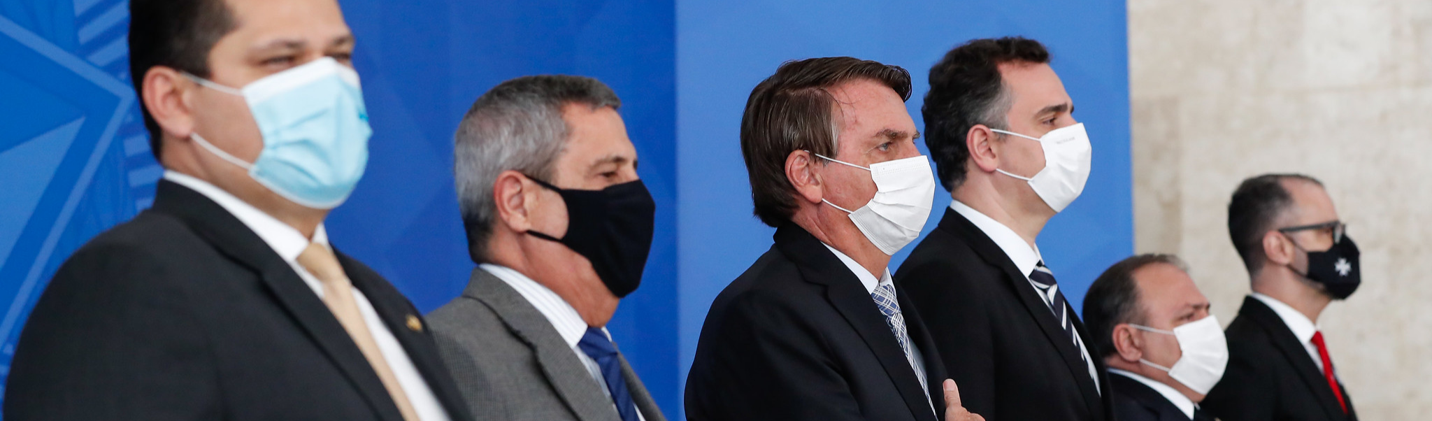 Após discurso de Lula, Bolsonaro muda postura ao usar máscara e defender vacina