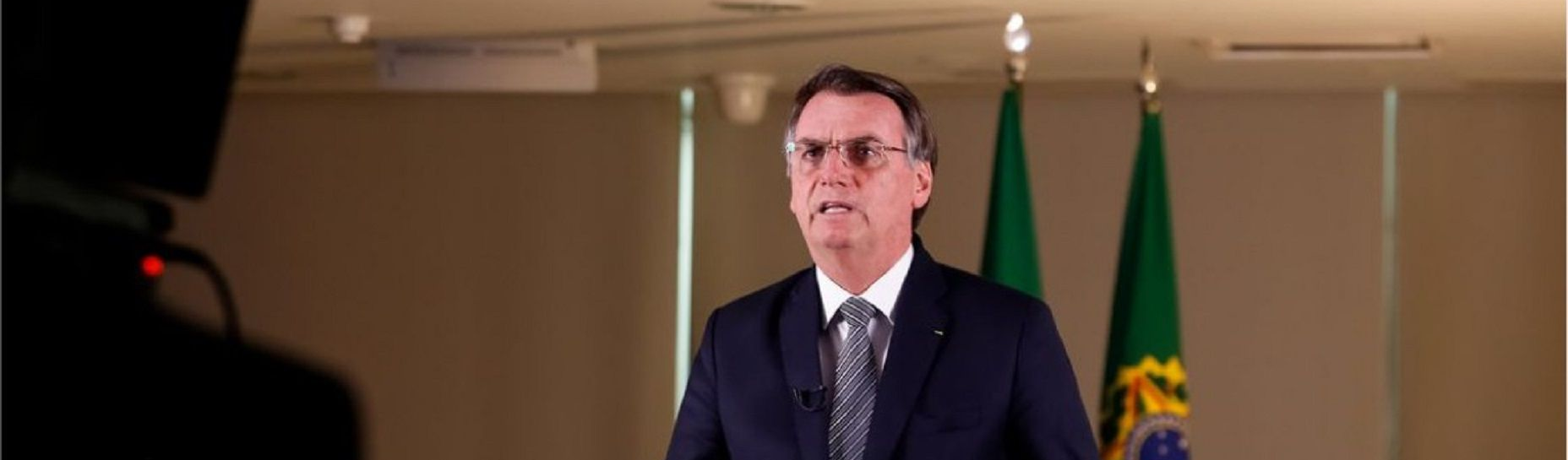 Cria do fascismo de 64, Bolsonaro usa falso nacionalismo enquanto destrói o Brasil