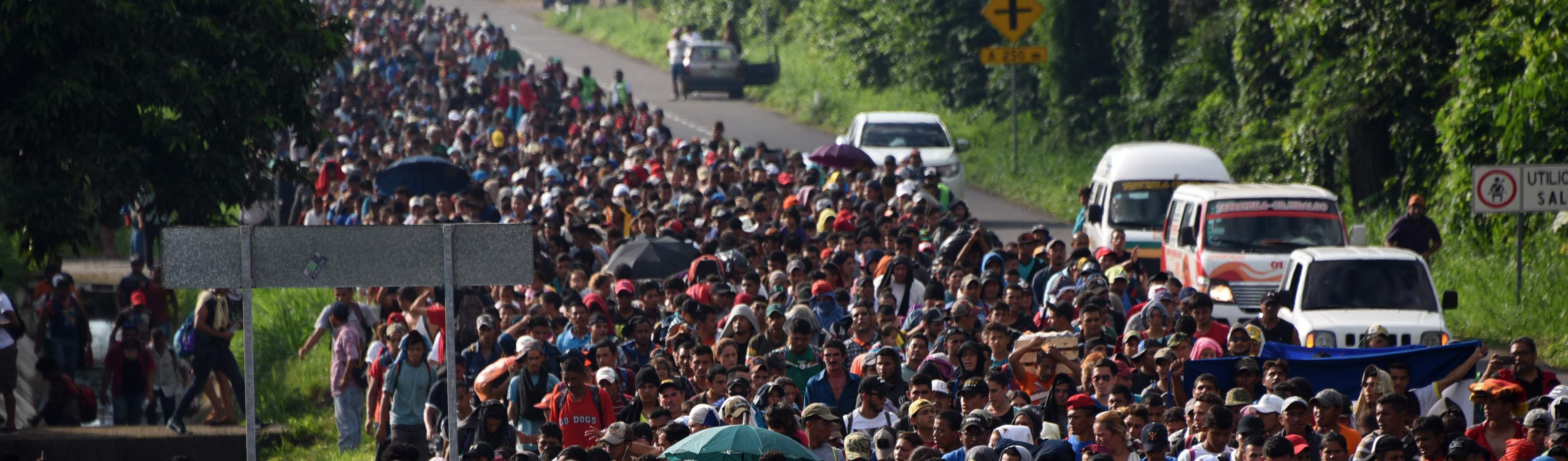 Caravana de imigrantes enfrenta cada vez mais repressão, mas segue rumo aos EUA