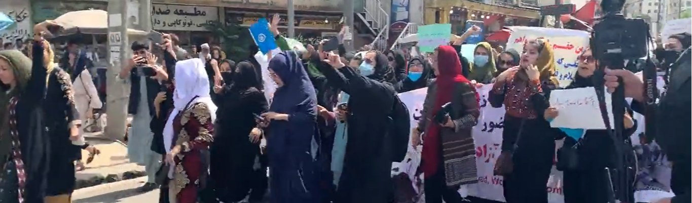 Manifestação de mulheres no Afeganistão é alvo de disparos e agressões do Talibã