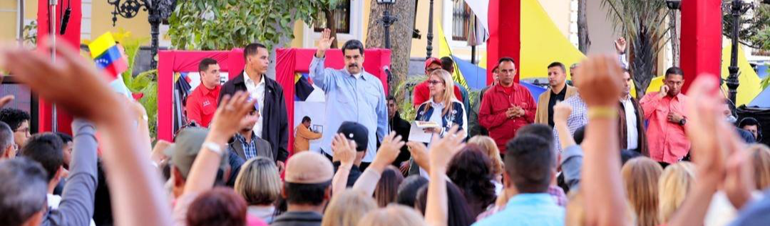 A União cívico-militar derrotou o golpe, diz Maduro em discurso para milhares em Caracas