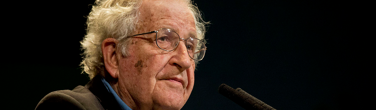Chomsky: enquanto milhões perdem emprego, Trump usa Covid para enriquecer bilionários