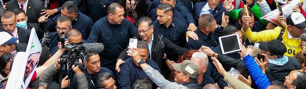 Petro enfrenta golpismo com mobilização popular e leva milhares às ruas de Bogotá