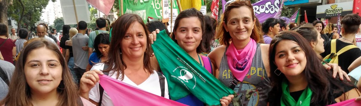 Mulheres argentinas marcham contra aumento de feminicídios e querem aborto legal