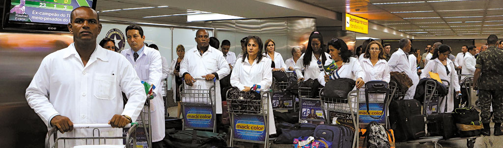 Brasileiros lamentam saída dos médicos cubanos do Programa Mais Médicos