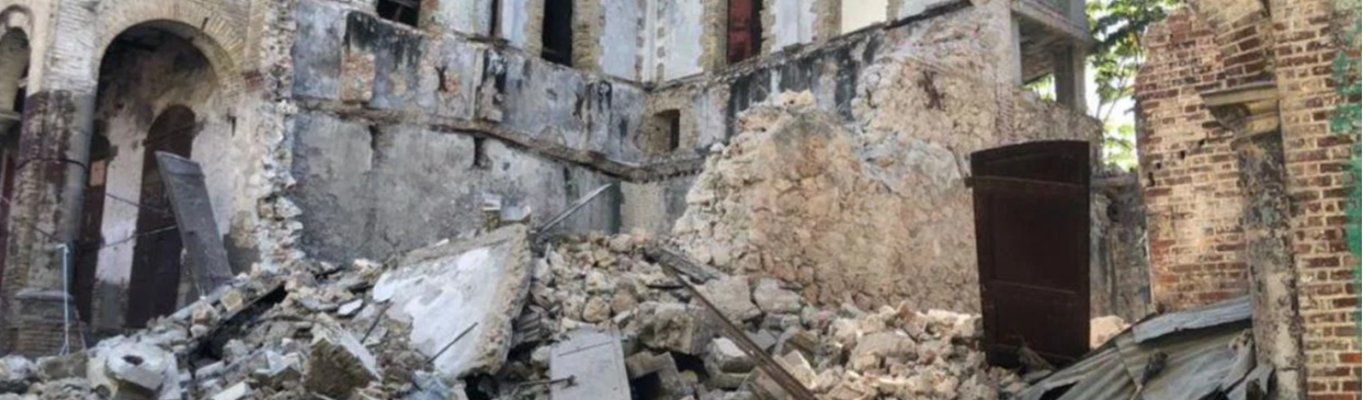 Terremoto no Haiti: Sem campo de refugiados, pessoas estão nos escombros das casas