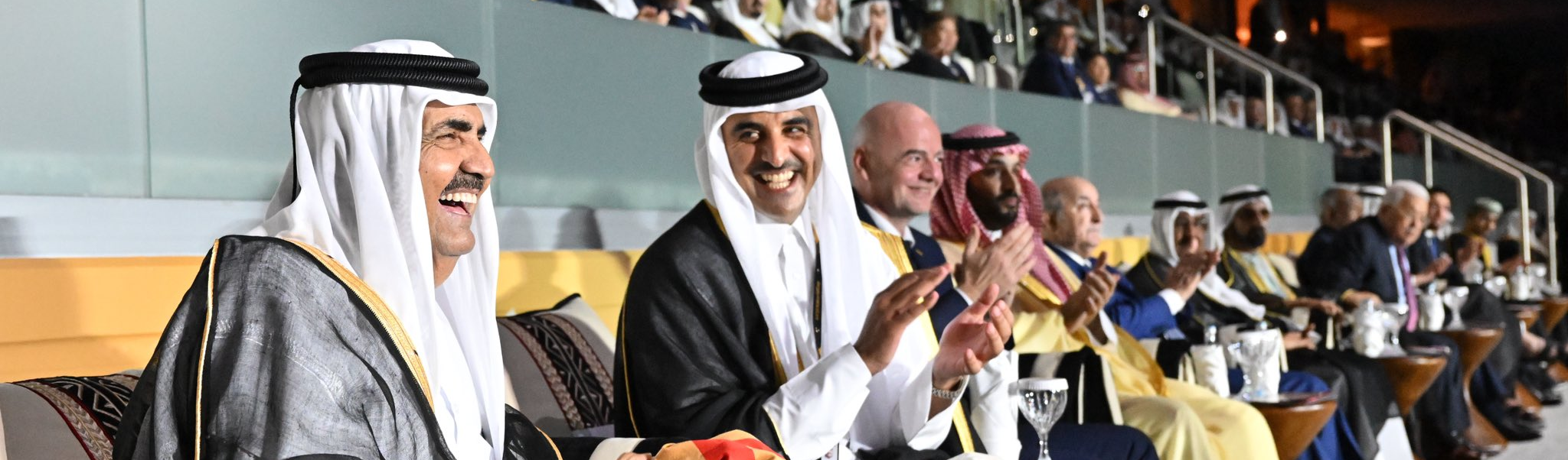 Geopolítica na Copa: emir do Catar comemora partida com bandeira da Arábia Saudita