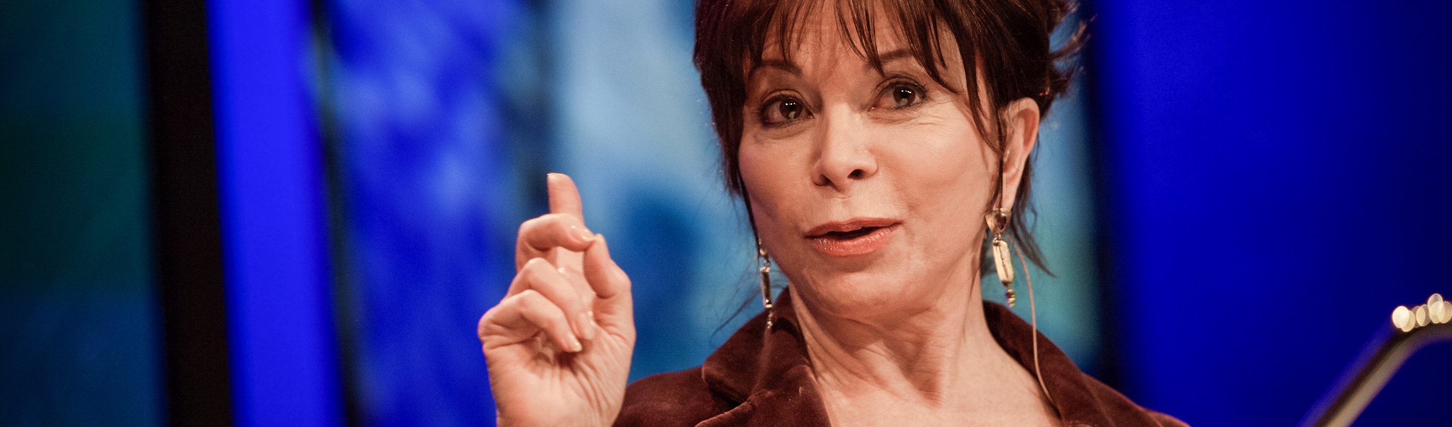 Em entrevista, escritora Isabel Allende desmistifica suposto paraíso econômico chileno