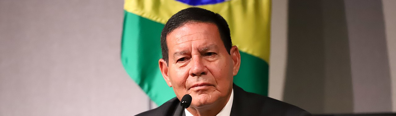 Mourão faz apologia do fascismo e quer punir as torcidas que pedem democracia