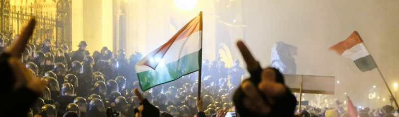 Húngaros fazem protestos noturnos contra o novo sistema judicial e a chamada “lei da escravidão”