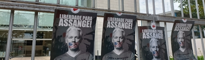 Entidades protestam por liberdade a Assange em frente ao Consulado Britânico em São Paulo