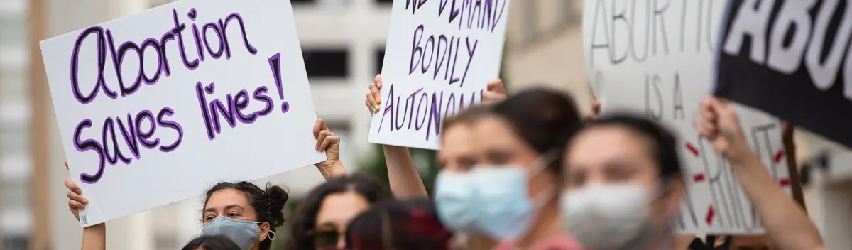 Retrocesso: Texas aprova lei anti-aborto e oferece 10 mil dólares a quem delatar mulheres