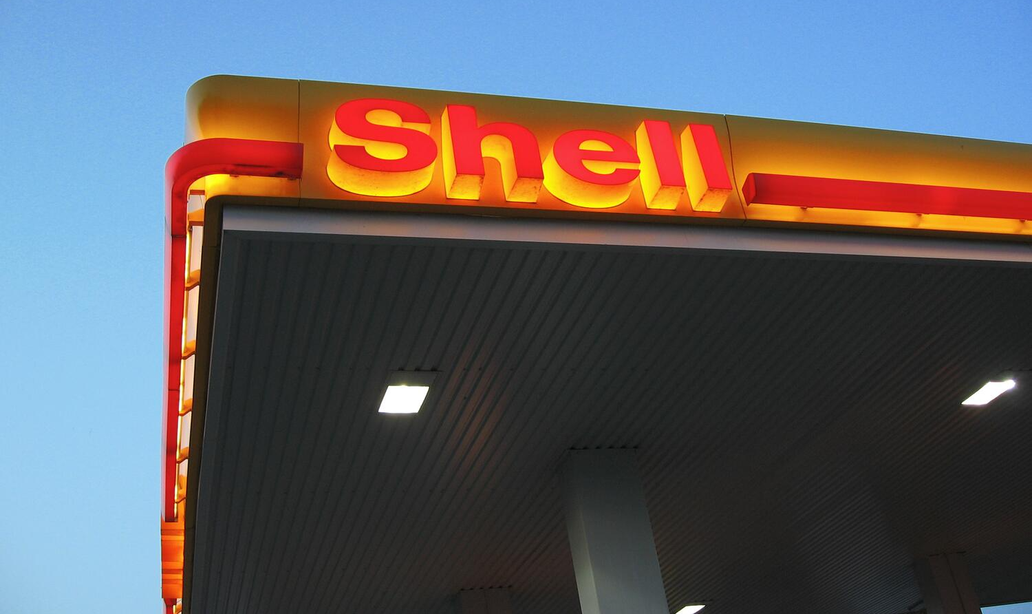 Em meio a cifras bilionárias, Shell cortou desenvolvimento de soluções de baixa emissão de carbono para focar em projetos prejudiciais ao meio ambiente