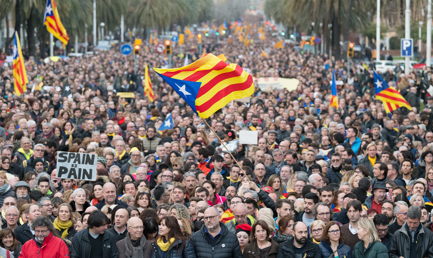Moção aprovada “faculta ao Governo de la Generalitat negociar o reconhecimento internacional da declaração de independência”