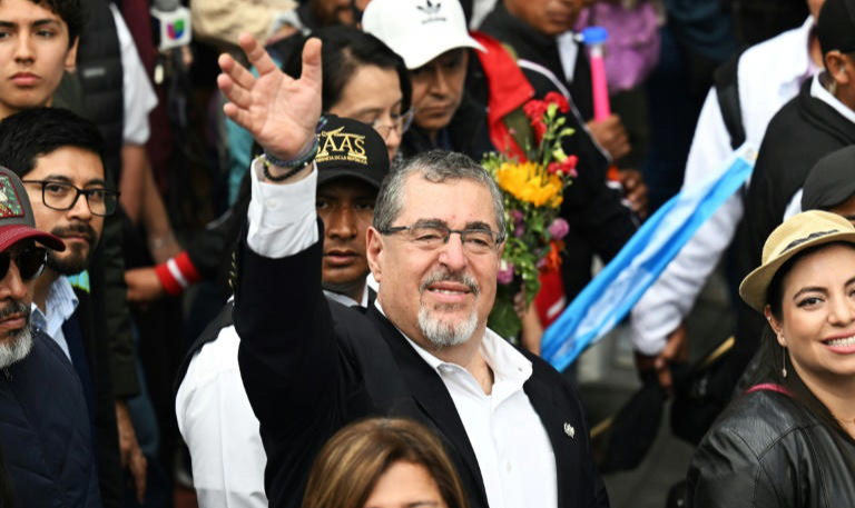 “Povo guatemalteco está oferecendo à comunidade mundial um exemplo de convicção e resiliência democrática”, afirmou novo líder nesta segunda (15)