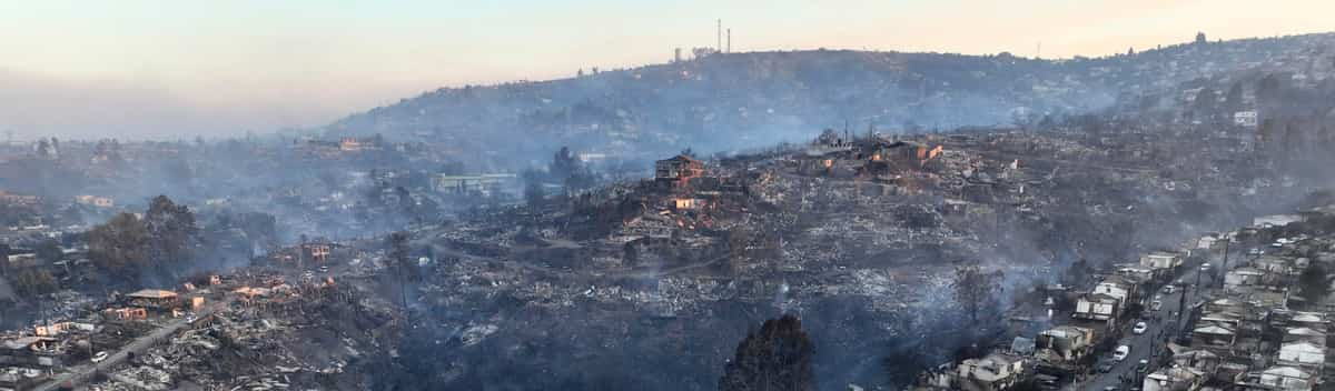 Negócios imobiliários, monocultura e omissão política: o combustível dos incêndios no Chile