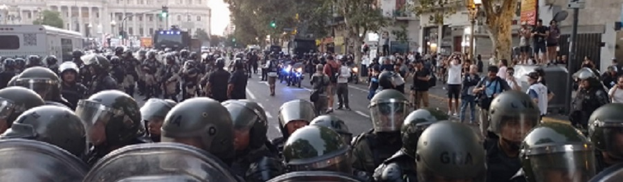 Argentina: Mais de 30 jornalistas são feridos pela polícia em protesto contra Milei
