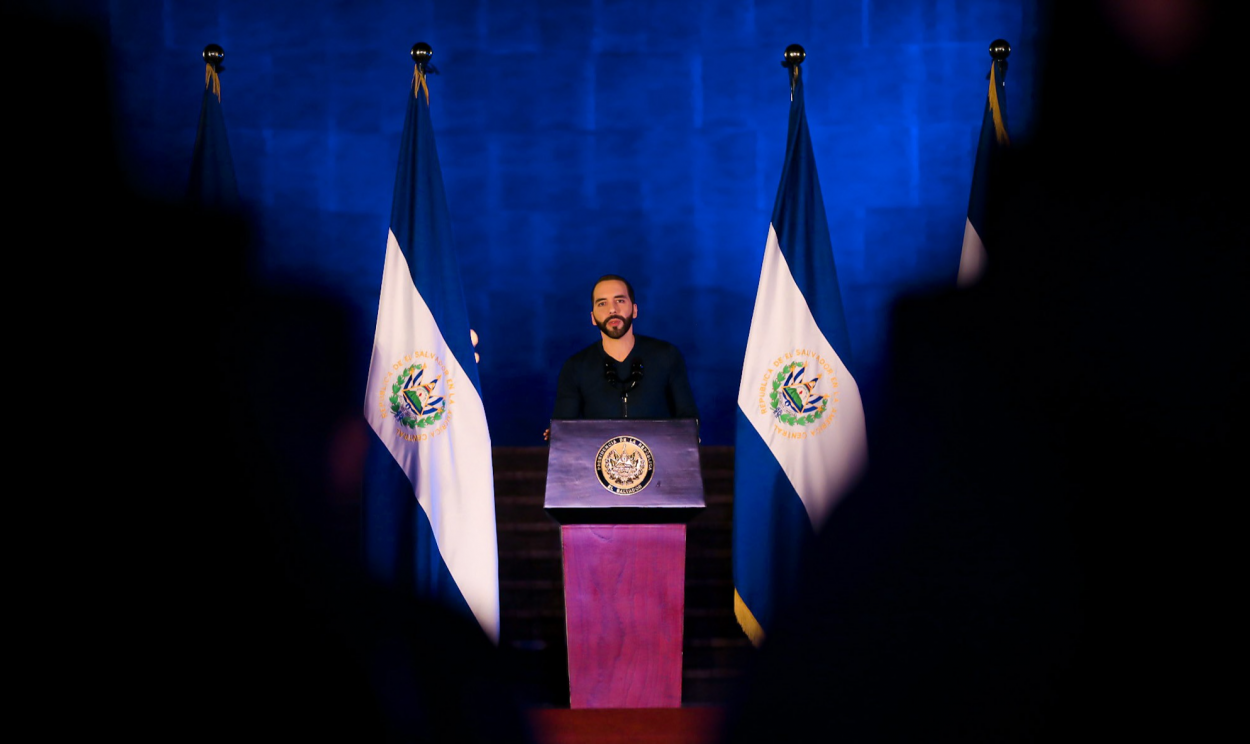 Símbolo de método repressivo para lidar com Segurança Pública, Nayib Bukele foi reeleito presidente de El Salvador neste domingo (4)