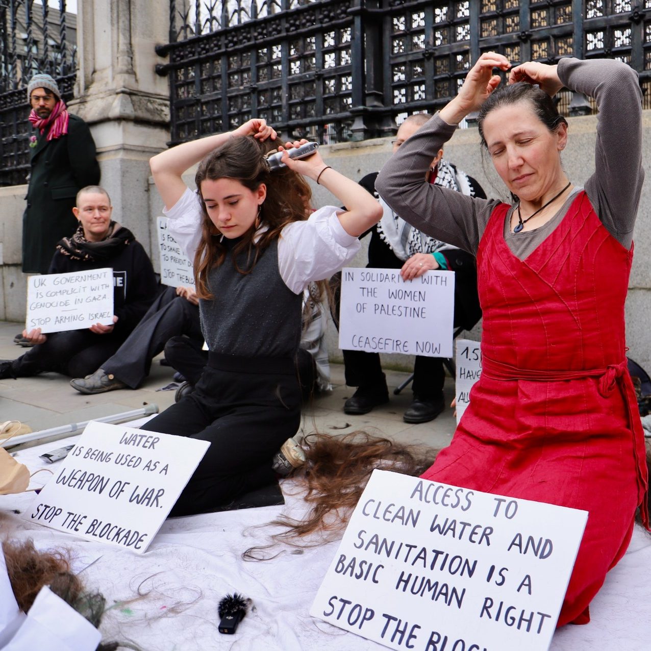 Mulheres raspam suas cabeças em protesto contra papel do Reino Unido em Gaza